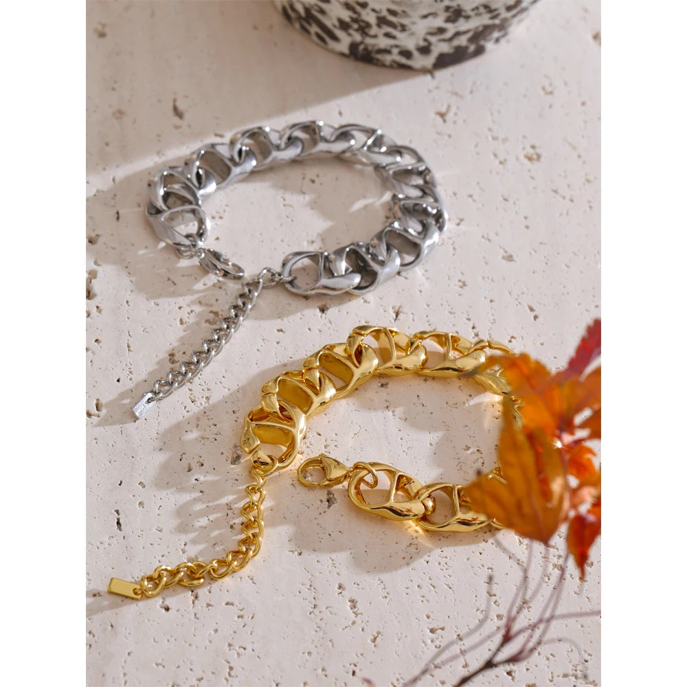 Close view showing smooth links for bracelet in men with polished shine