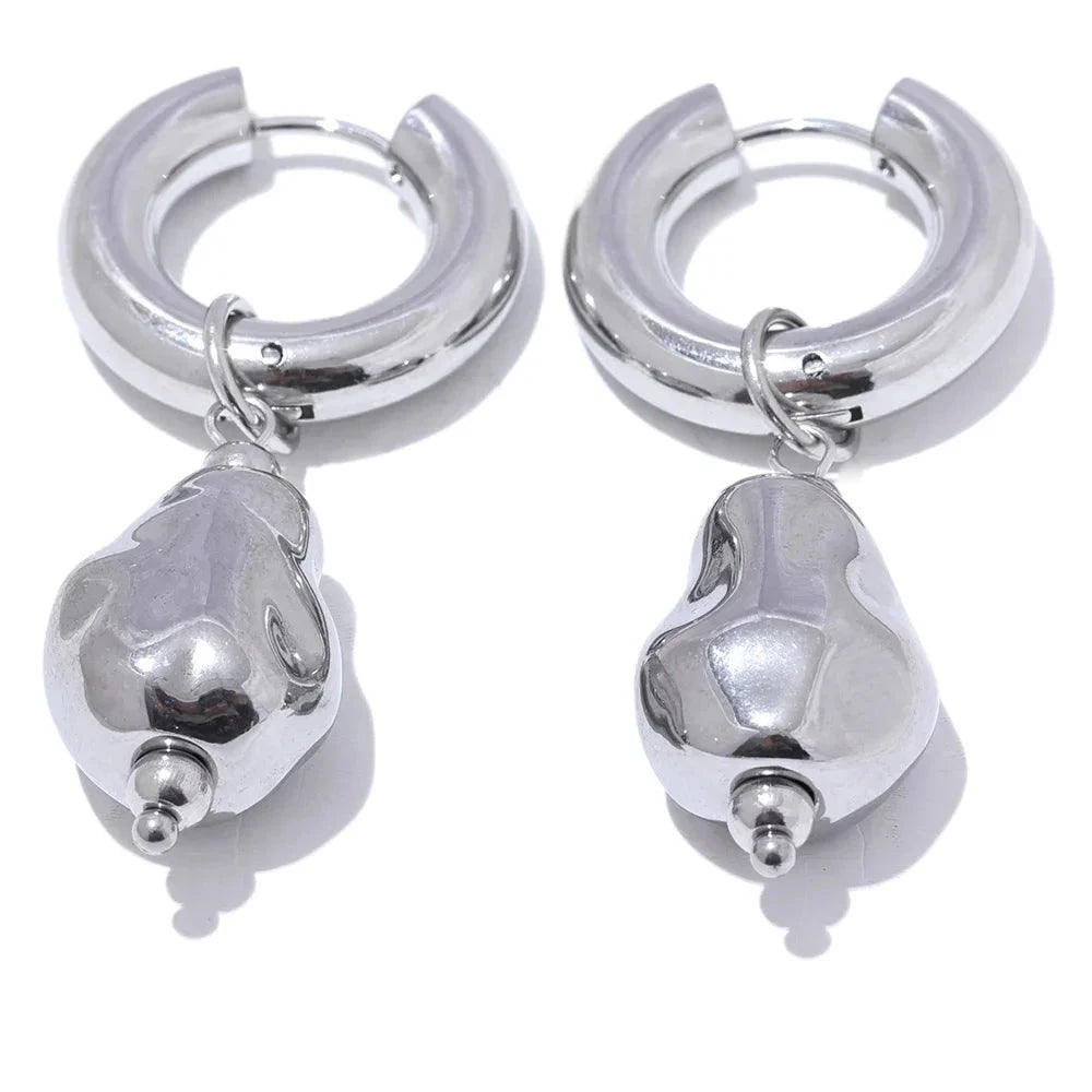 Chic gold i necklace paired with bracelet for gold styling