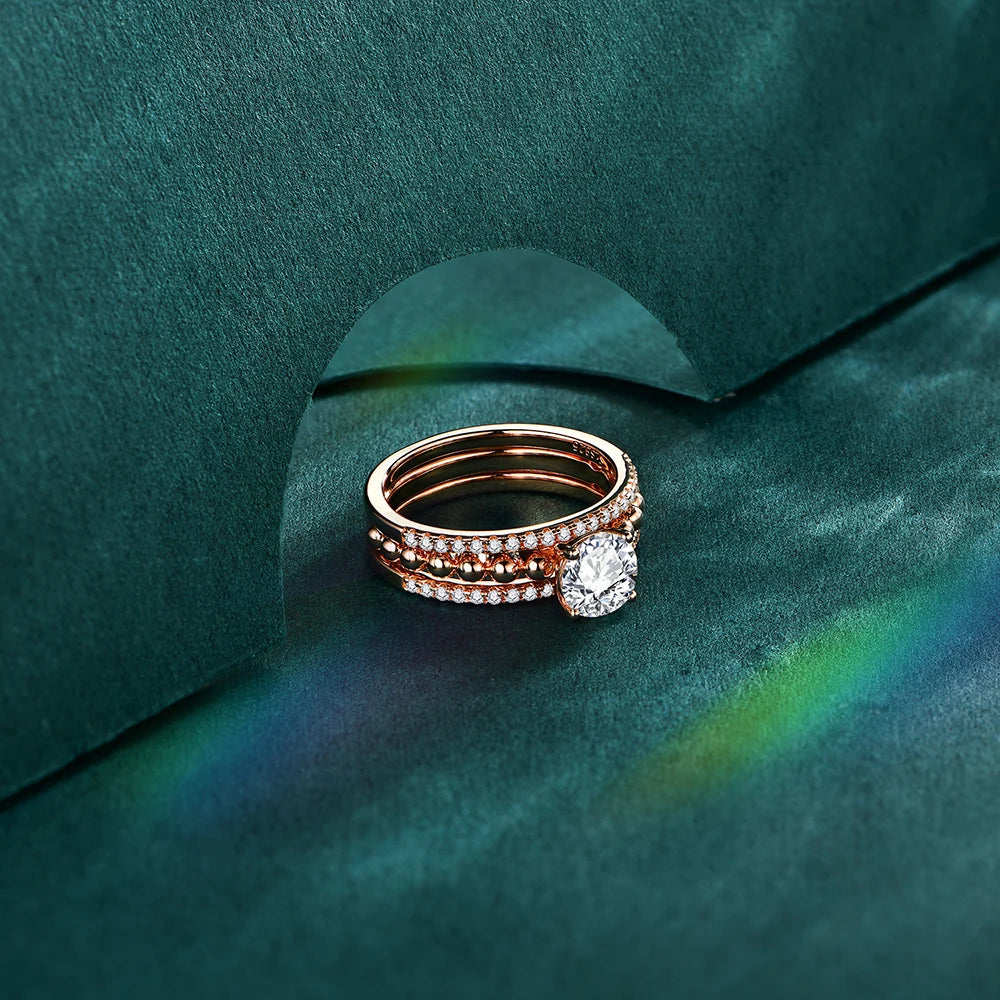 Wedding ring profile featuring a bright 1CT moissanite center