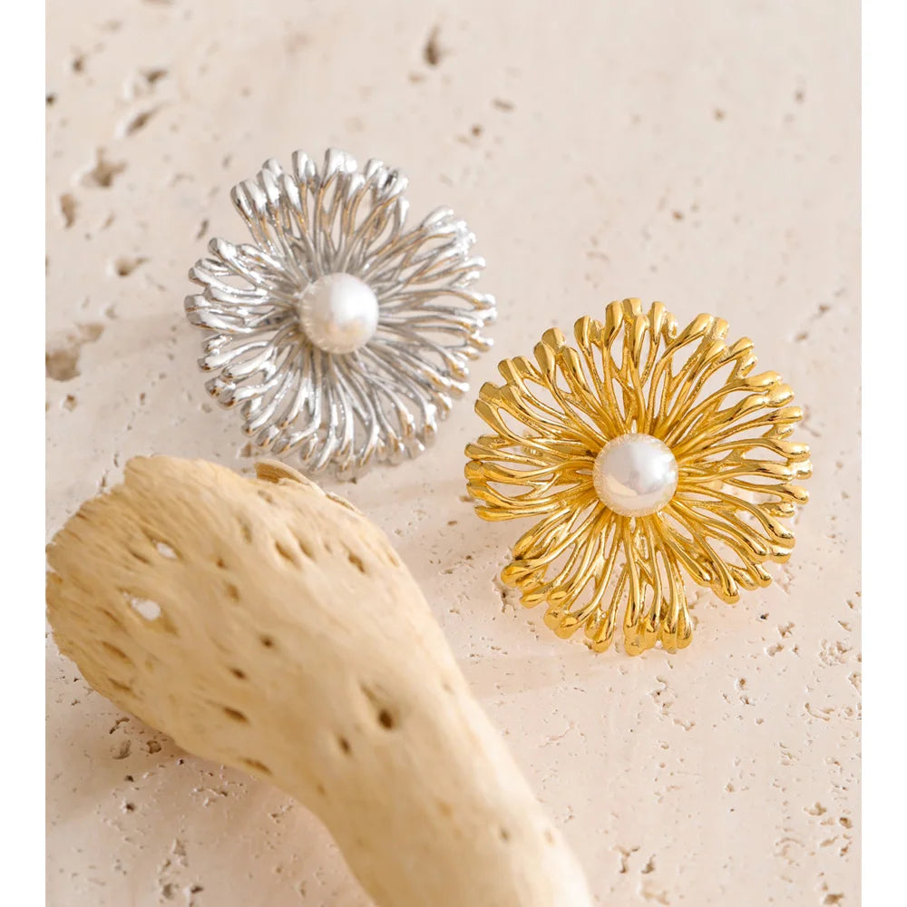 Stylish ring with gold flower and soft pearl accent