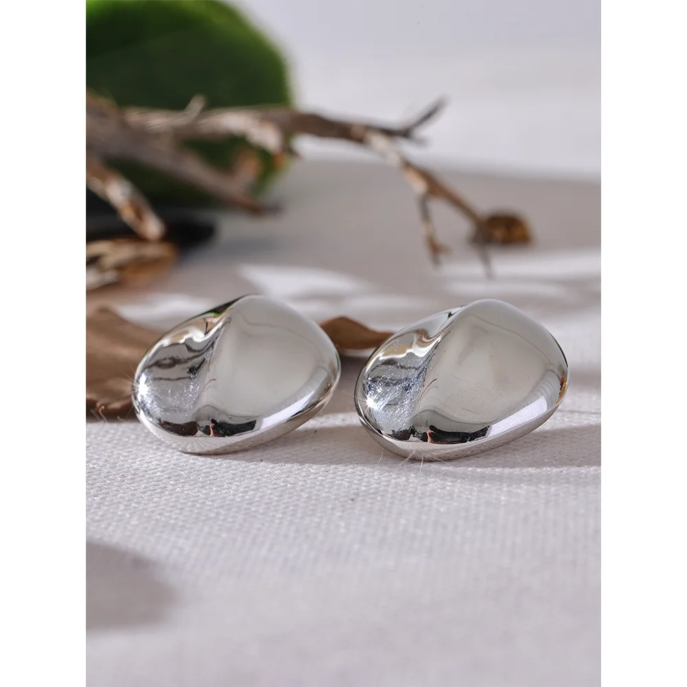 Smooth gold plated surface on elegant ear rings