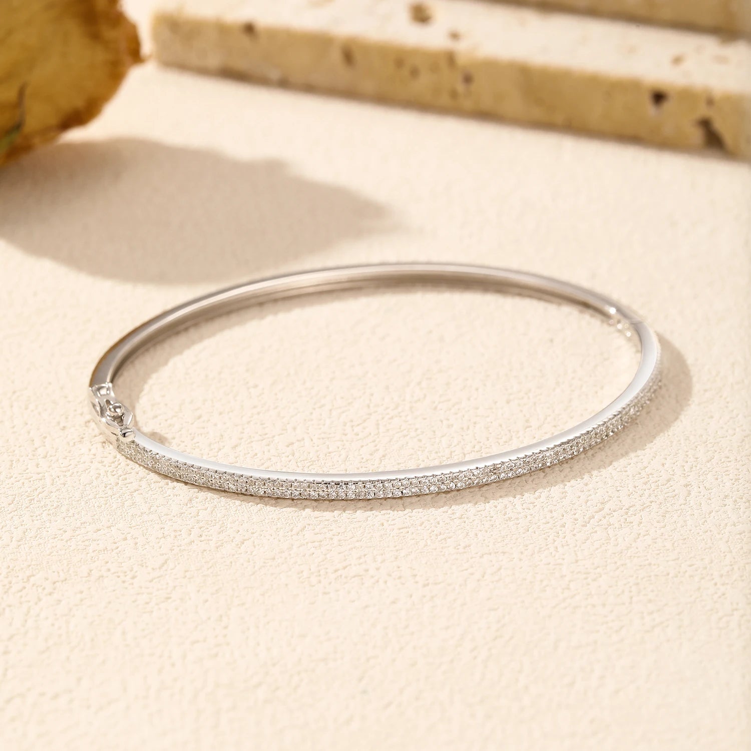 Elegant silver bangle bracelet in 925 silver for luxury jewelry