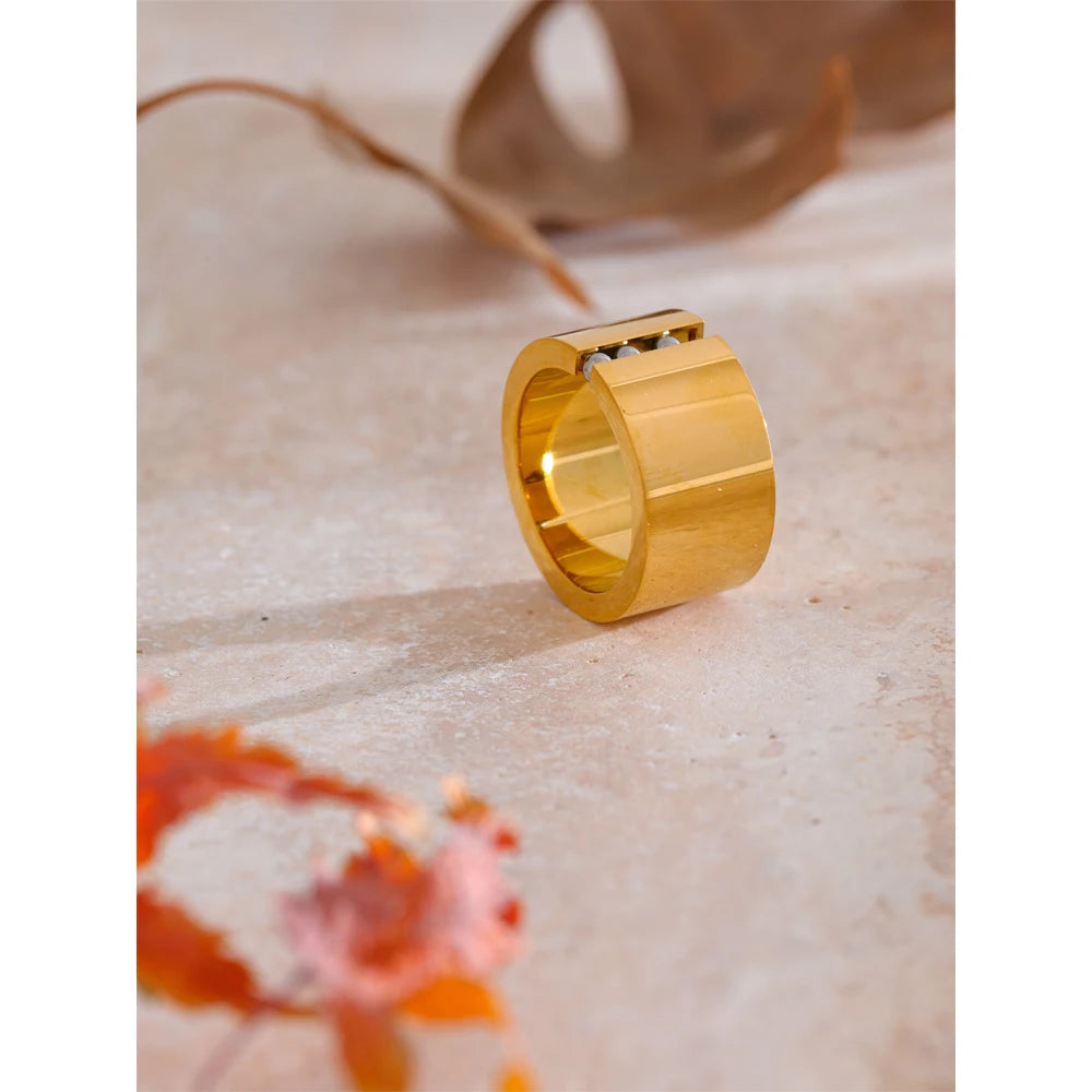 Elegant gold ring designed for rings and sizes versatility in daily wear