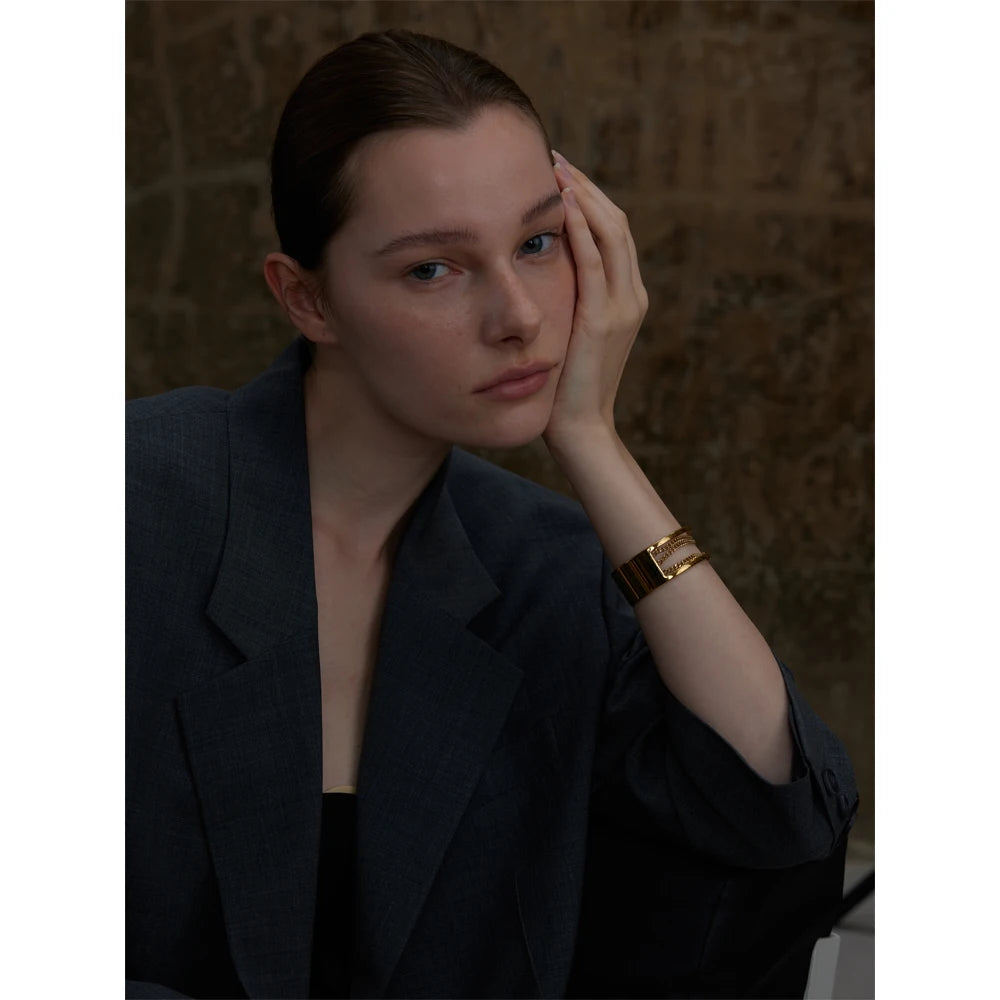 Chain gold chain profile showing gold in chain shine on bracelet for gold styling