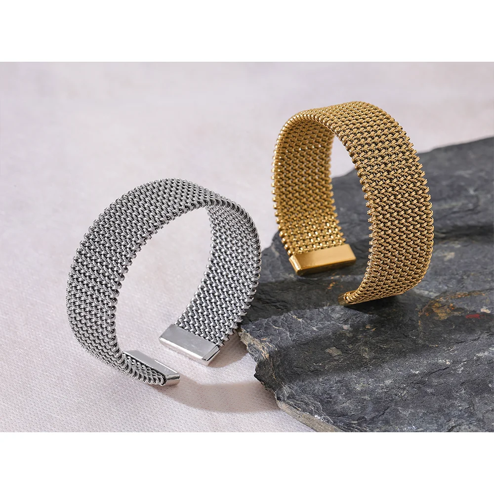 Cuff bracelet in gold stainless steel jewellery look
