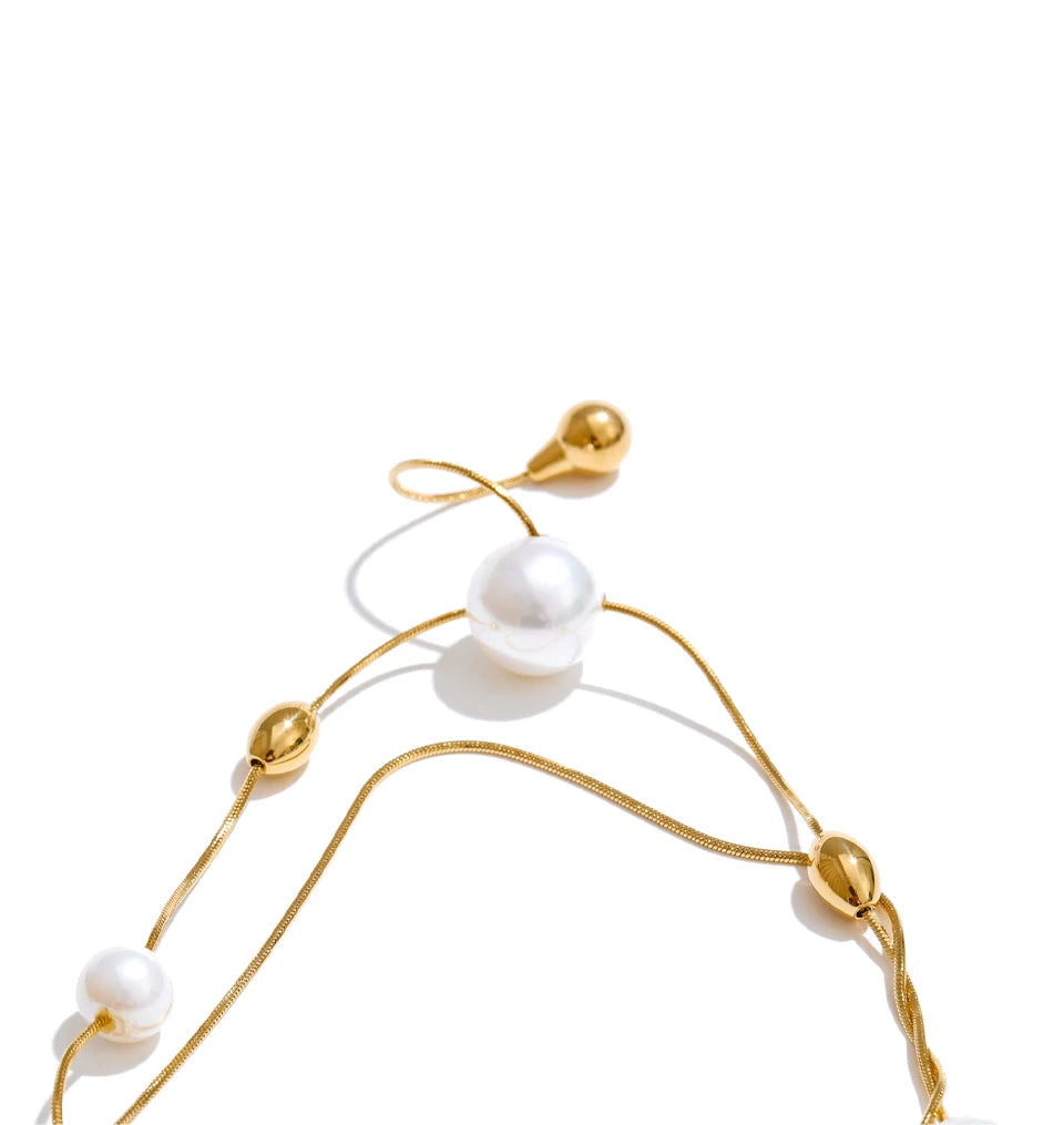 Elegant pearl necklace necklace look with modern chains