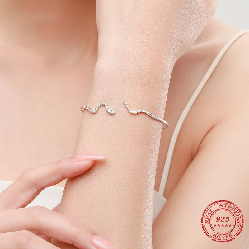 Bracelet for silver outfits featuring a delicate zirconia bangle highlight