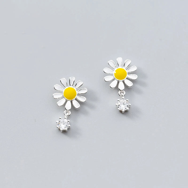 Daisy flower silver stud earrings in 925 sterling silver for a delicate look