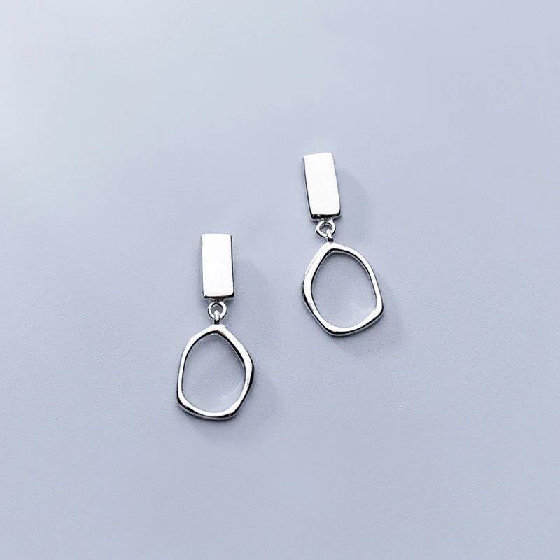 Oval earrings with dangle earrings movement in polished silver color