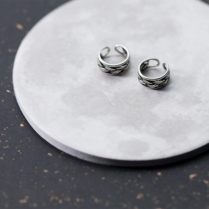 Elegant silver color ear clip with striped motif