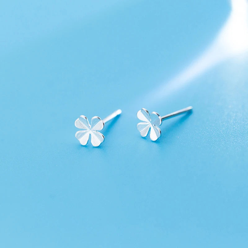 Silver earrings with delicate lucky clover detail