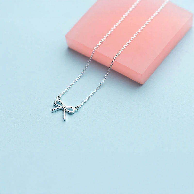 Chain necklace in sterling silver with elegant bowknot pendant