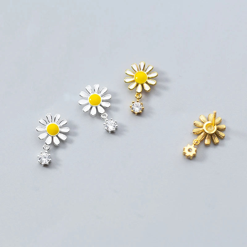 Silver earrings for women featuring a daisy flower motif in sterling silver