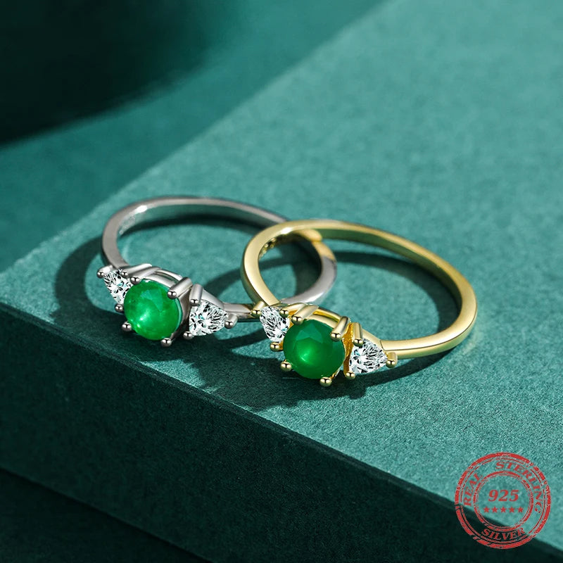 Ring emerald with classic round cut and silver finish