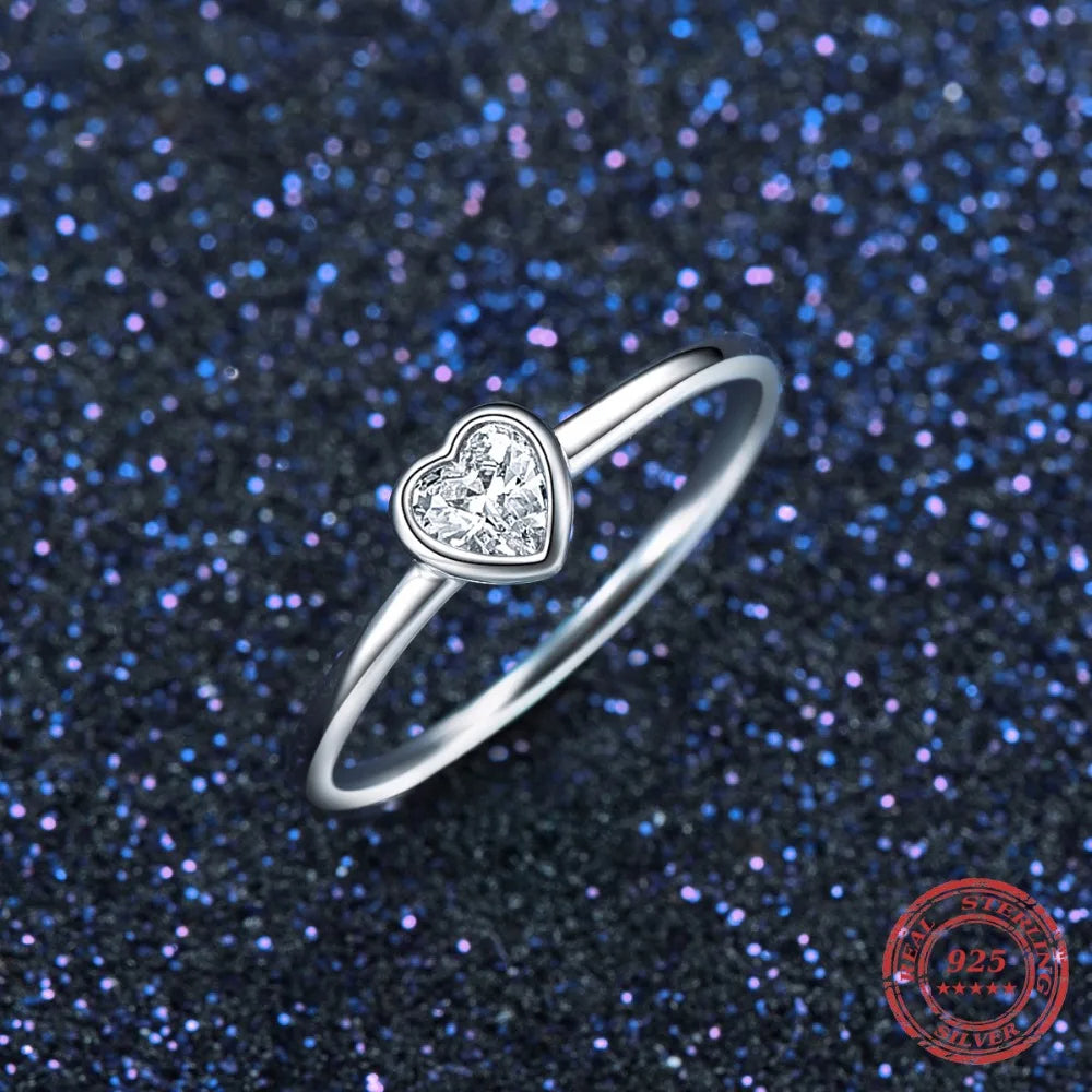 Refined band in 925 sterling silver set with a bright heart cz