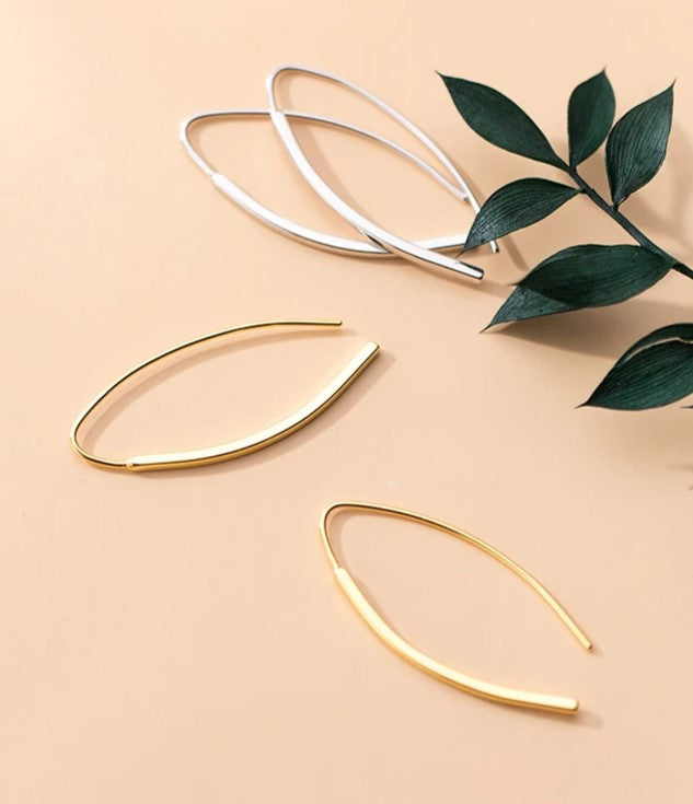 Statement yet minimal drop earrings in versatile silver color