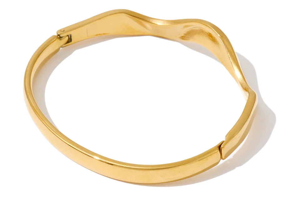 Contemporary bangle and bangle style in polished gold