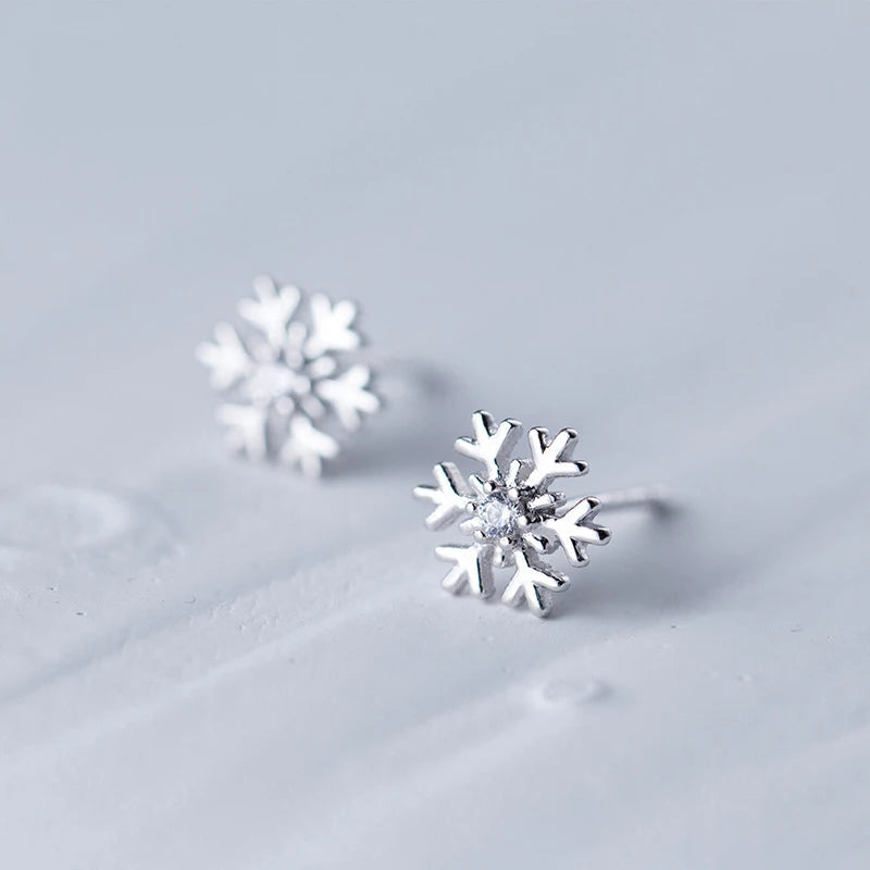 Elegant snowflake design earrings with brilliant zircons