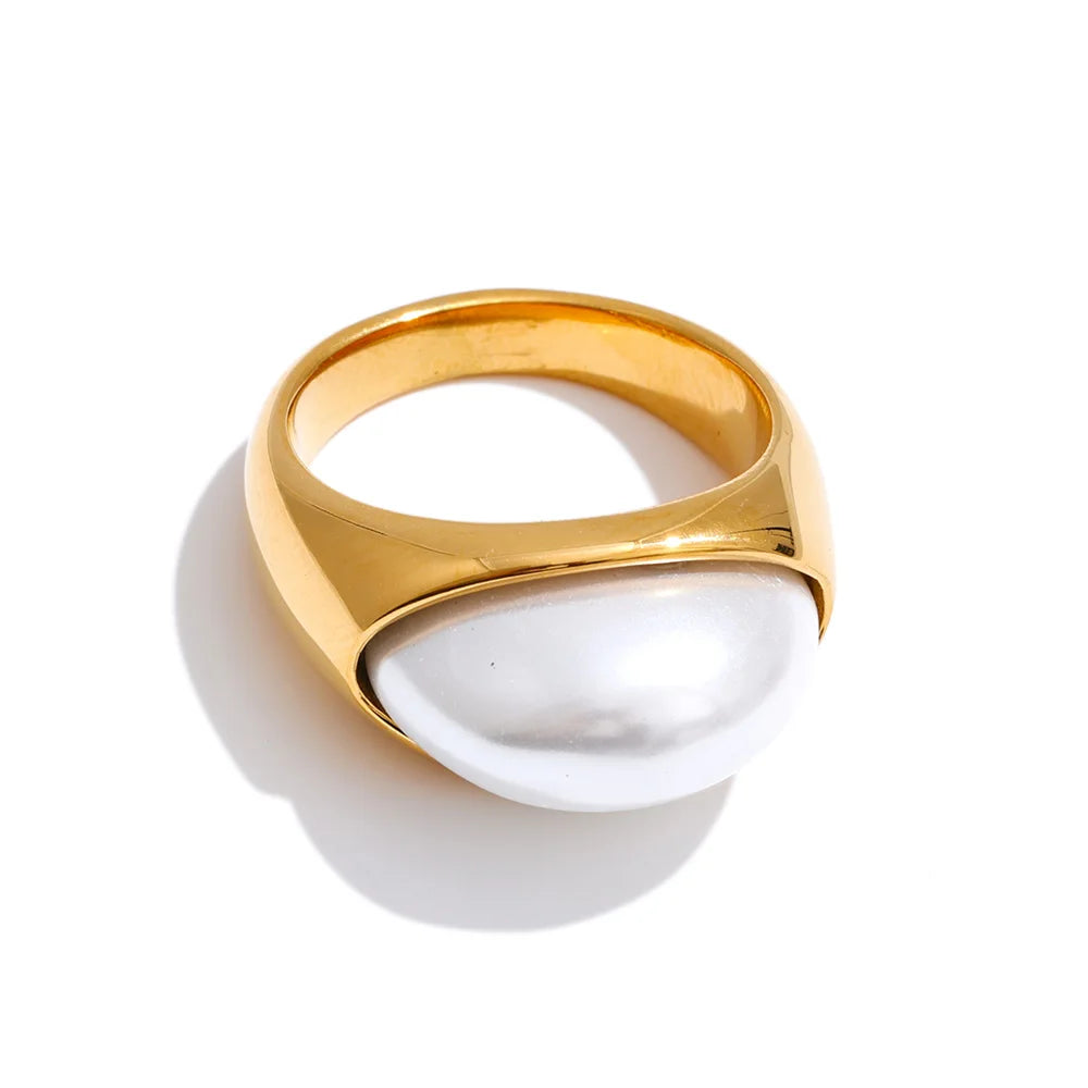 Geometric golden ring and simulated pearl detail close up