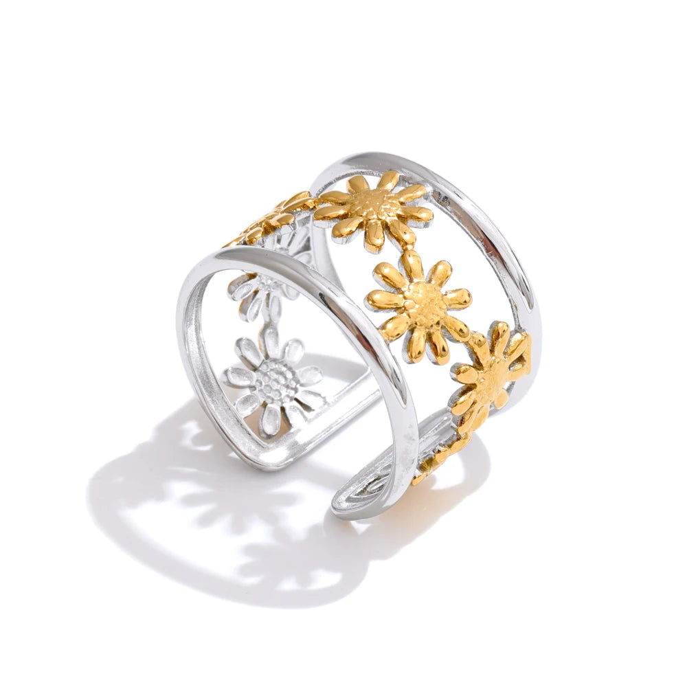 Trendy finger with a ring piece marrying floral design and modern metals