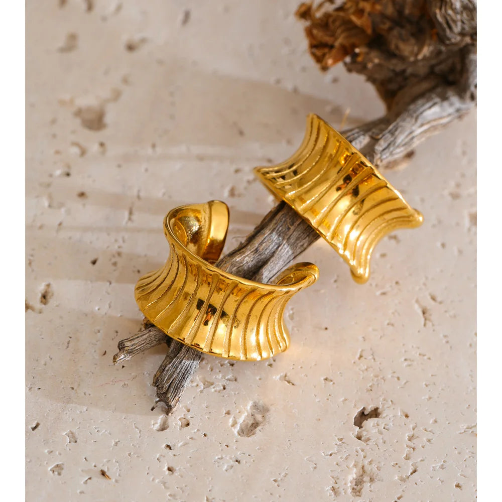 Comfortable gold a earrings striped C shape design