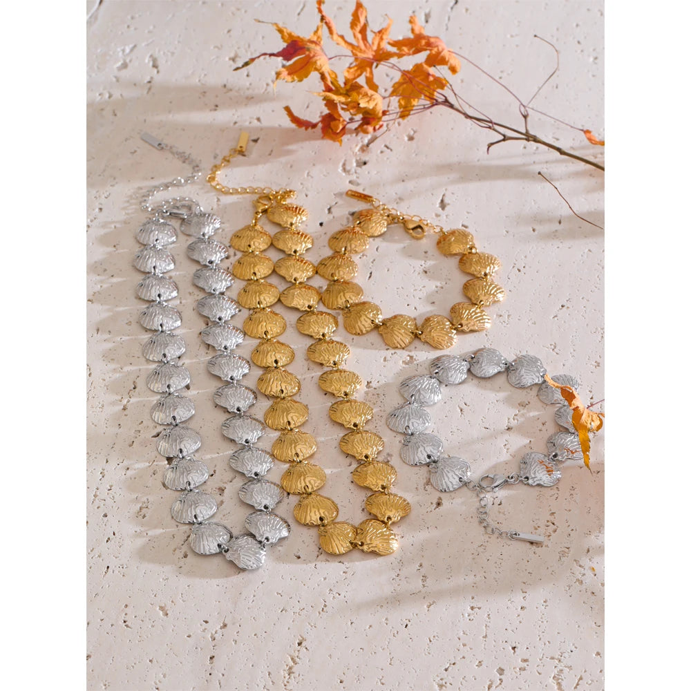 Classic gold chain necklace plated in stainless steel