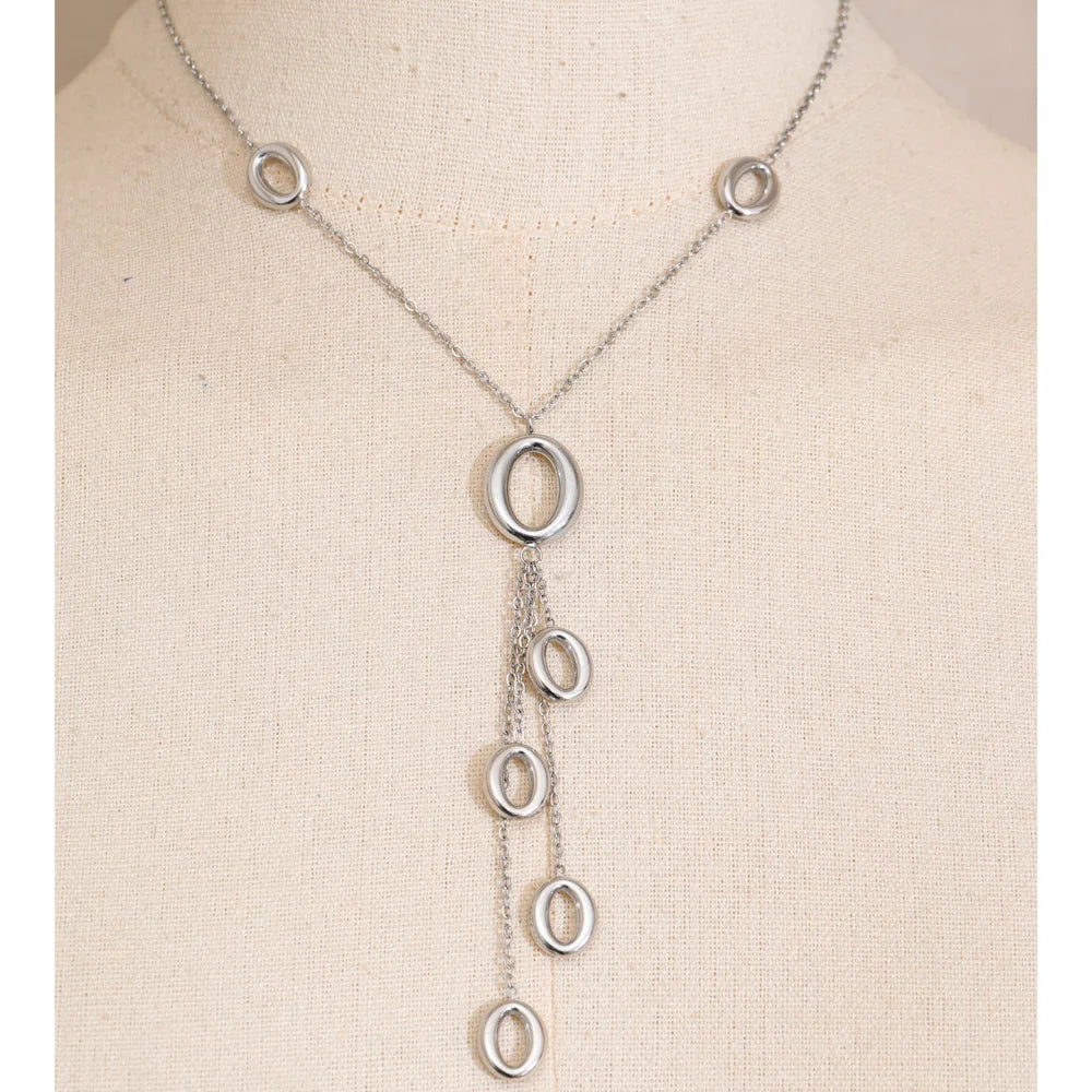 Women wearing chic necklace and necklace fashion look