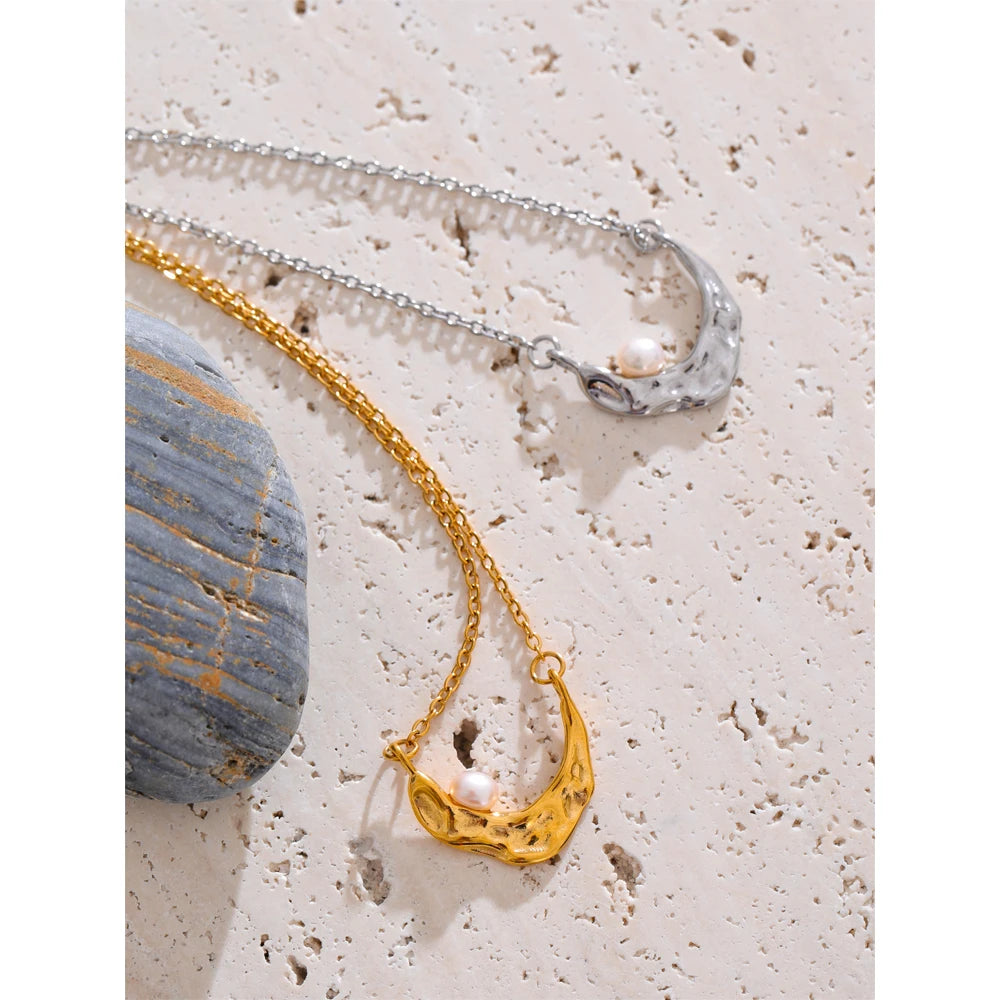 Pendant detail presenting pearl with necklace on a smooth chain