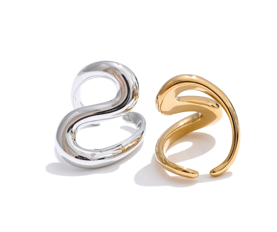 Ring with size feature shown on ring in a finger angle