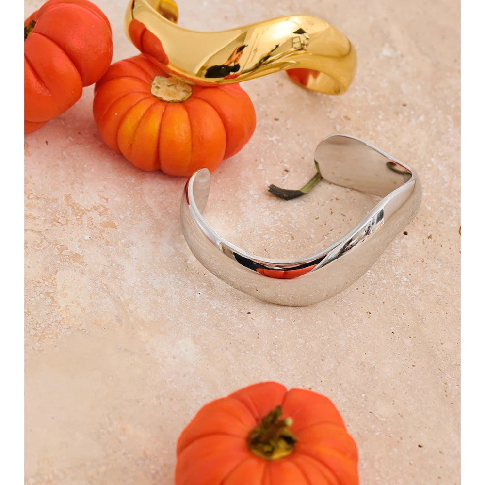 Open bangle bracelet with gold plated shine