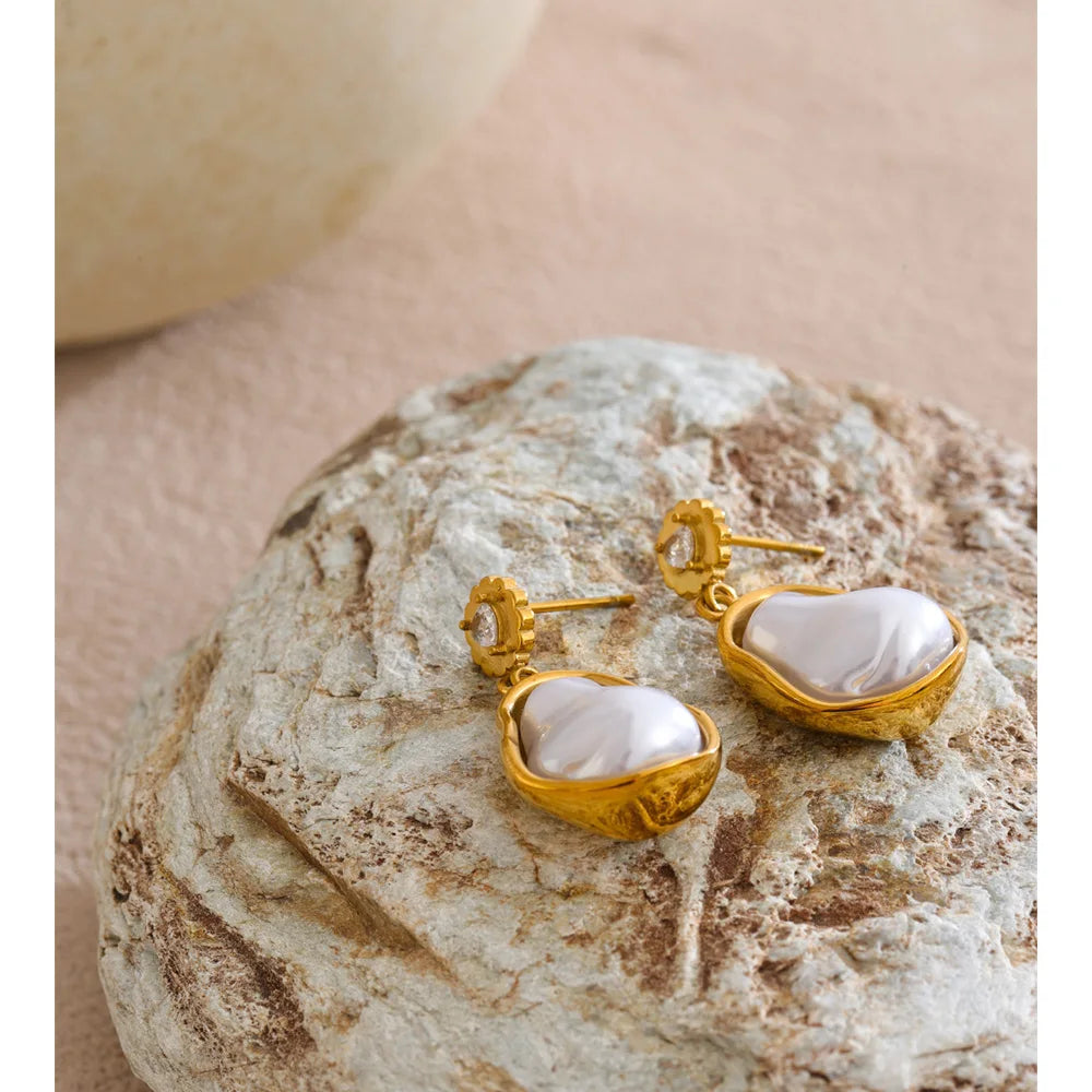 Chic droopy earrings with baroque pearls and golden shine