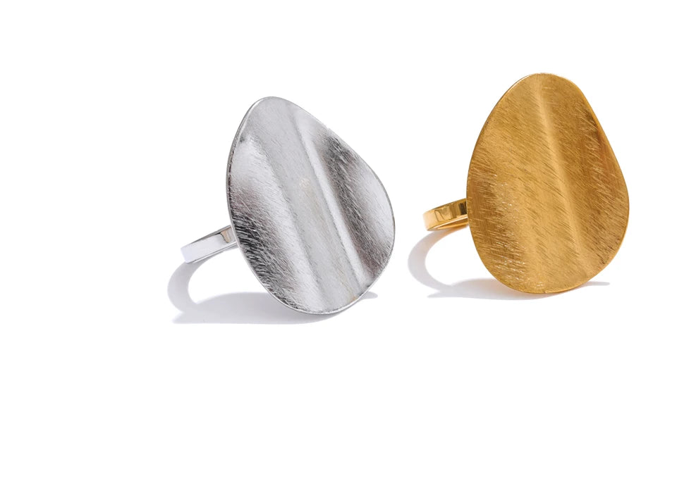 Polished geometric ring with size comfort and goldish jewelry tone