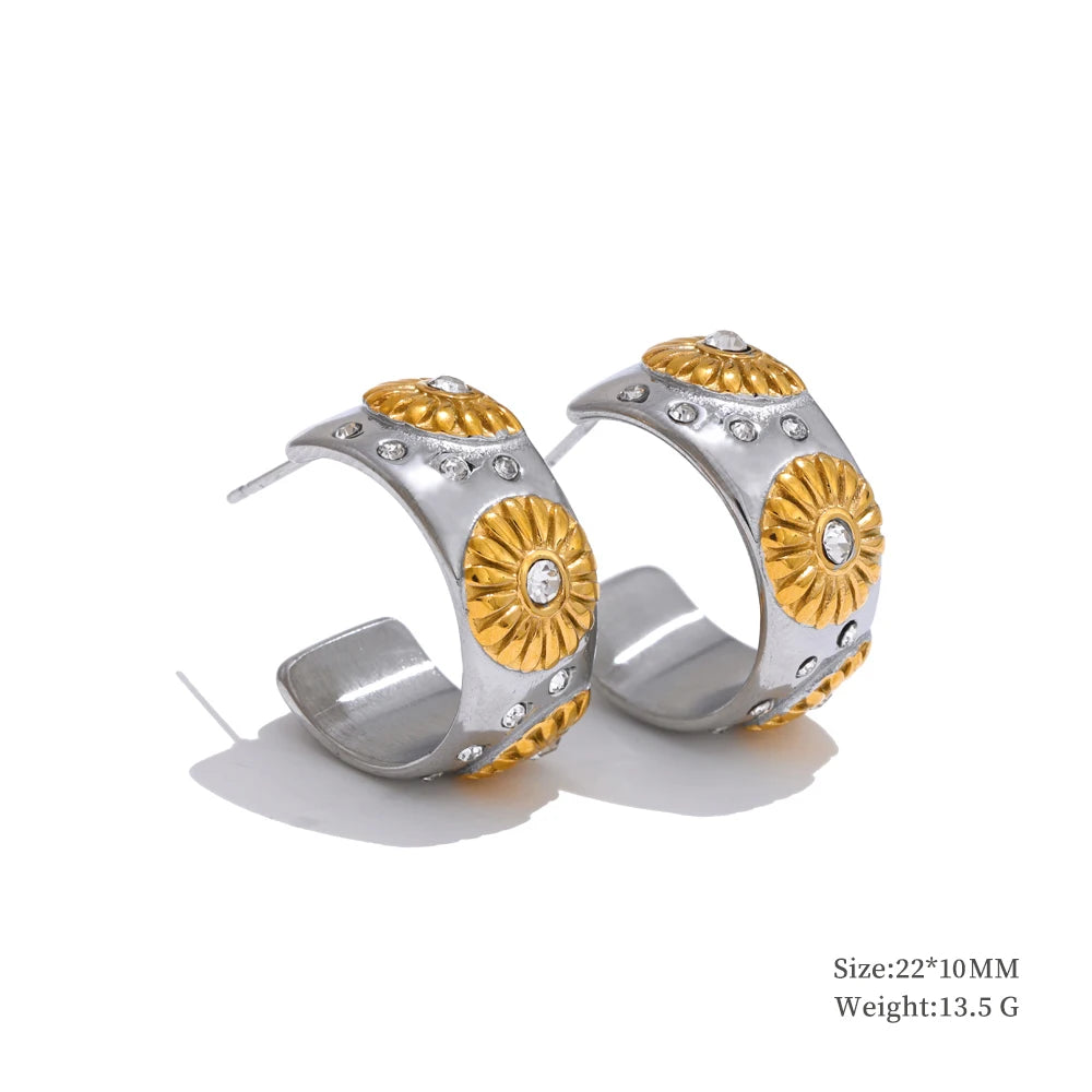 Elegant gold jewelry set with daisy motifs