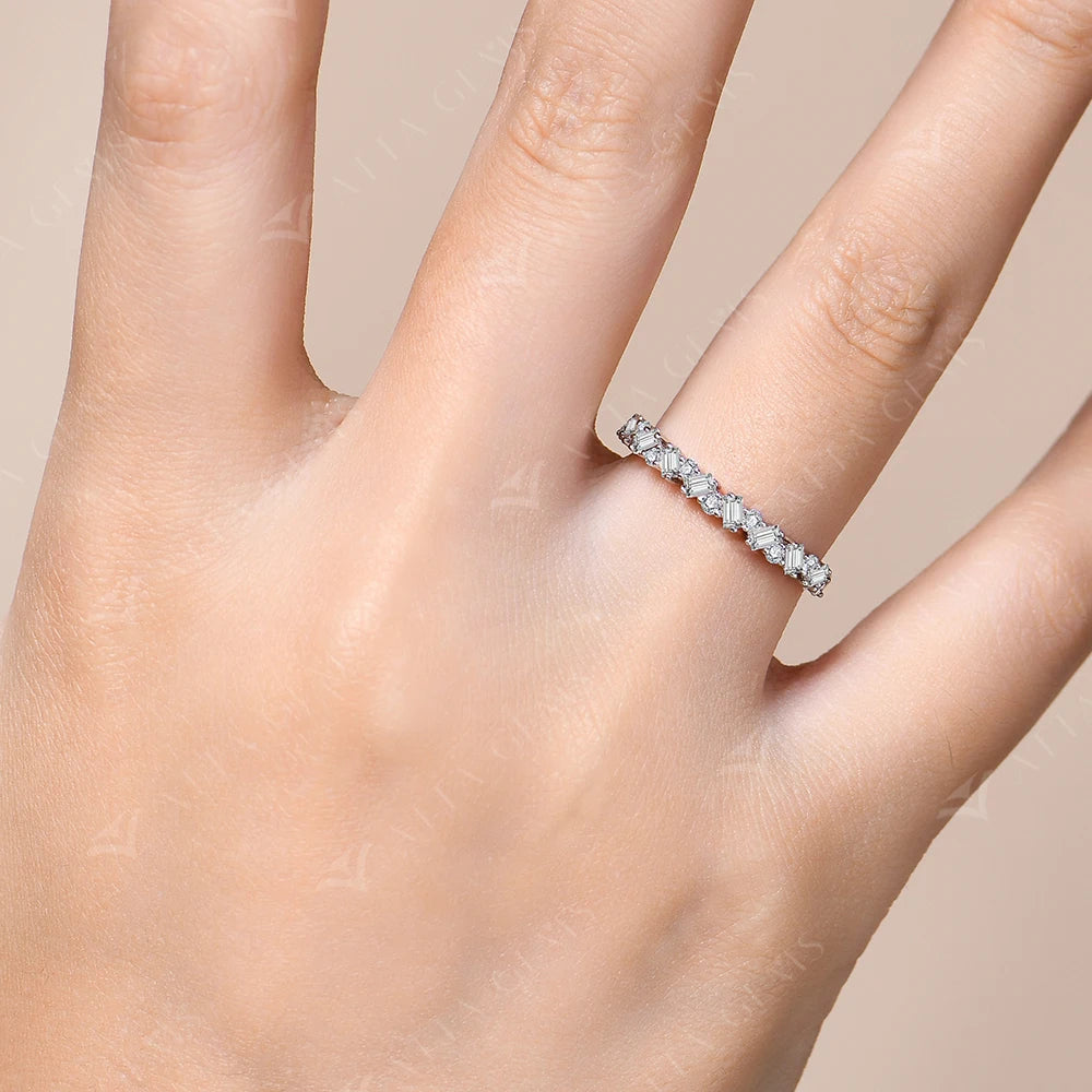 Elegant wedding ring crafted in 925 sterling silver with baguette detail