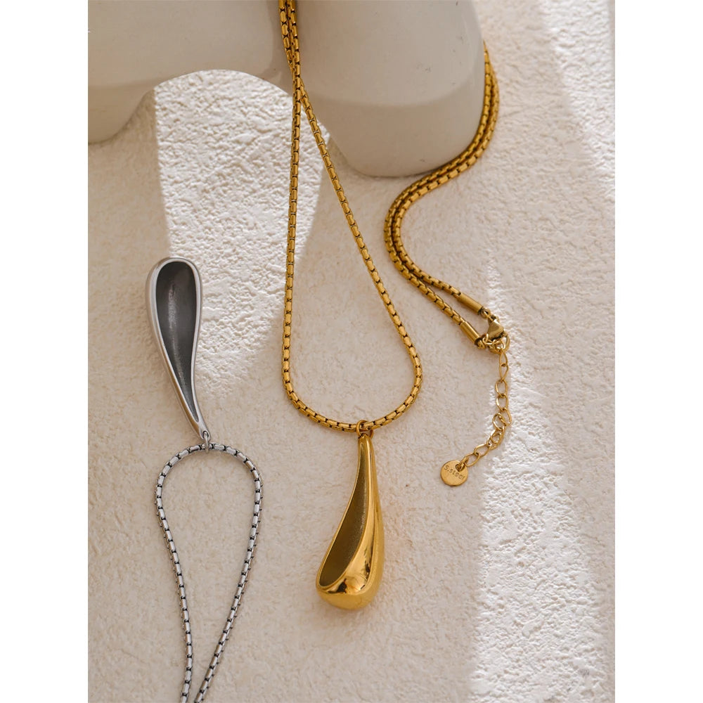 Distinctive 18K Gold Water Drop Pendant Necklace