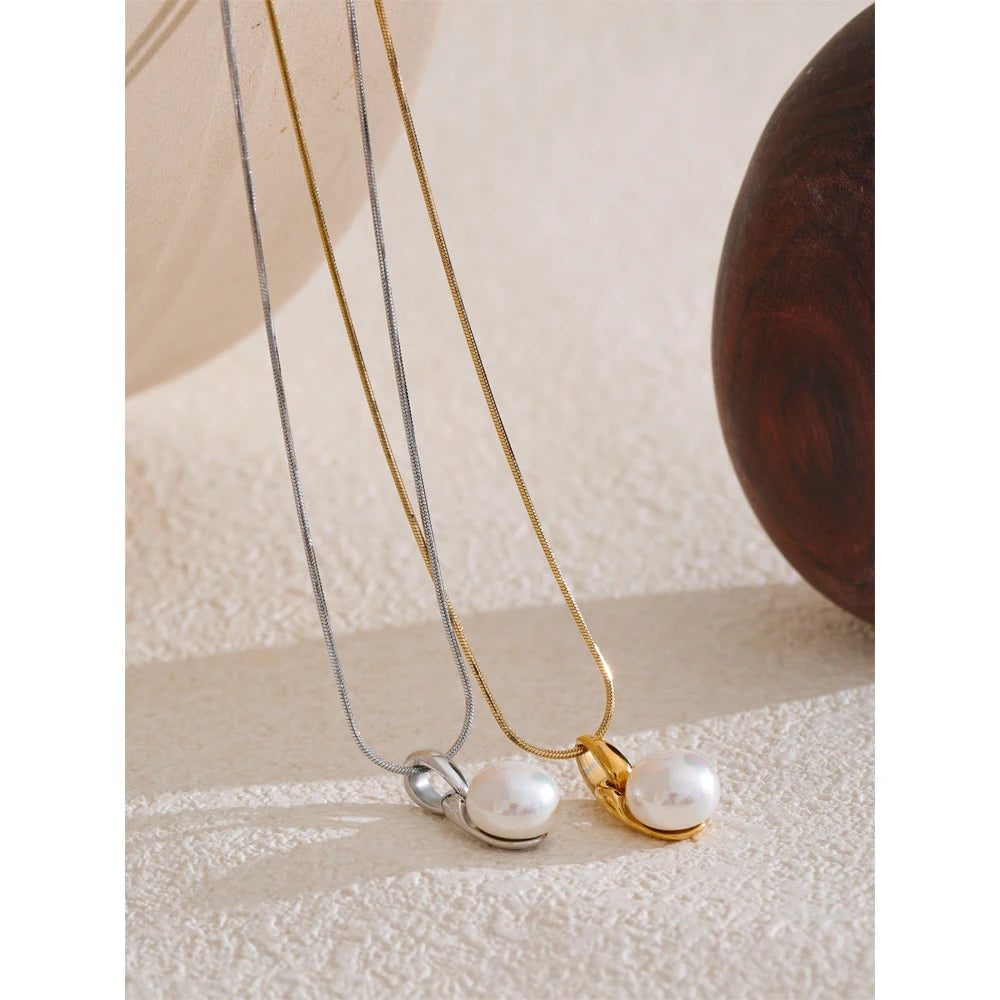 Elegant Simulated Pearl Pendant Necklace