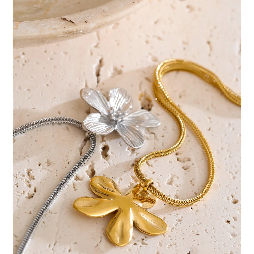Stylish flower necklace for refined everyday wear