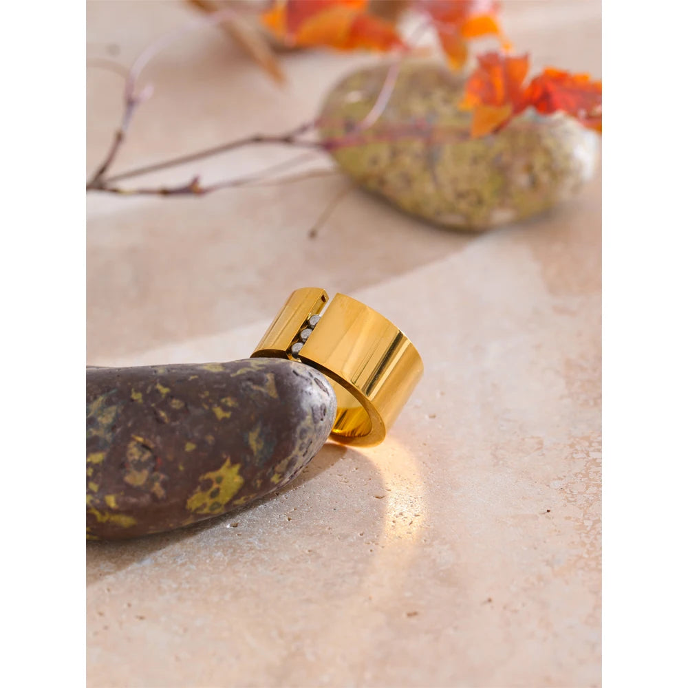 Ring jewelry gold piece featuring movable charm and size ring comfort