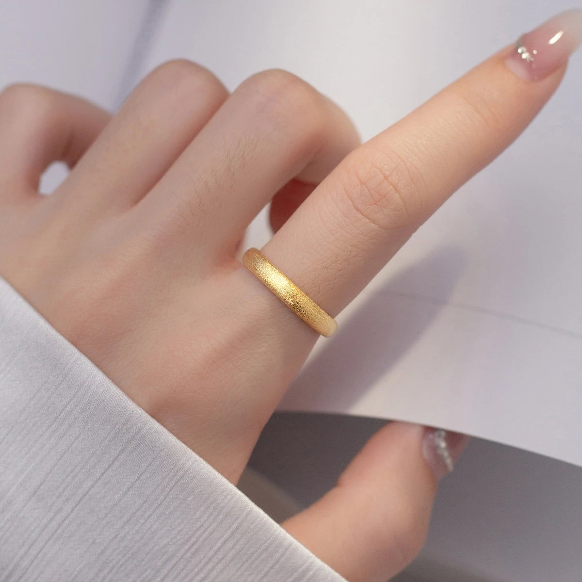 Elegant gold ring accent on a 925 sterling silver setting
