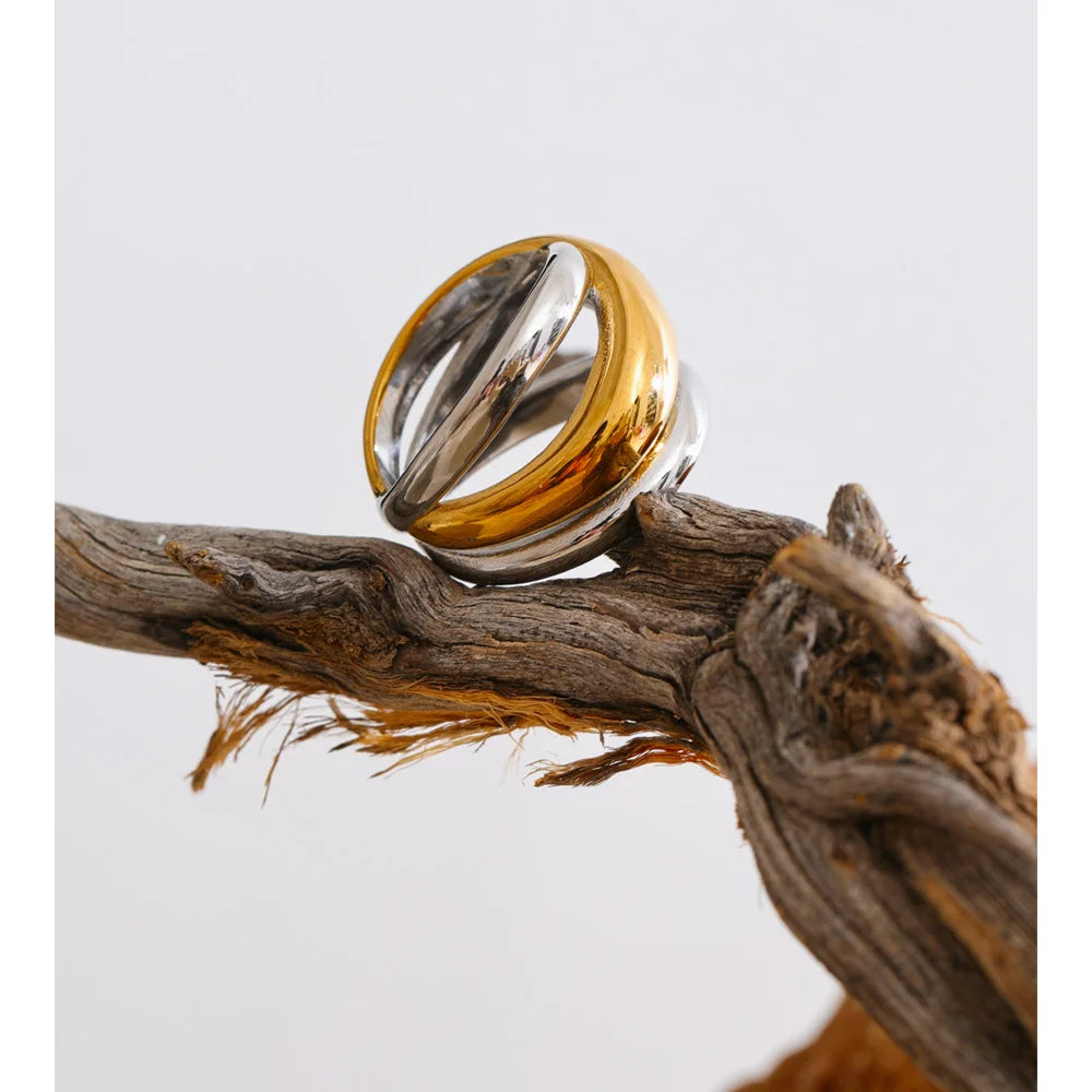 Ring with size structure enhancing bold geometric shape