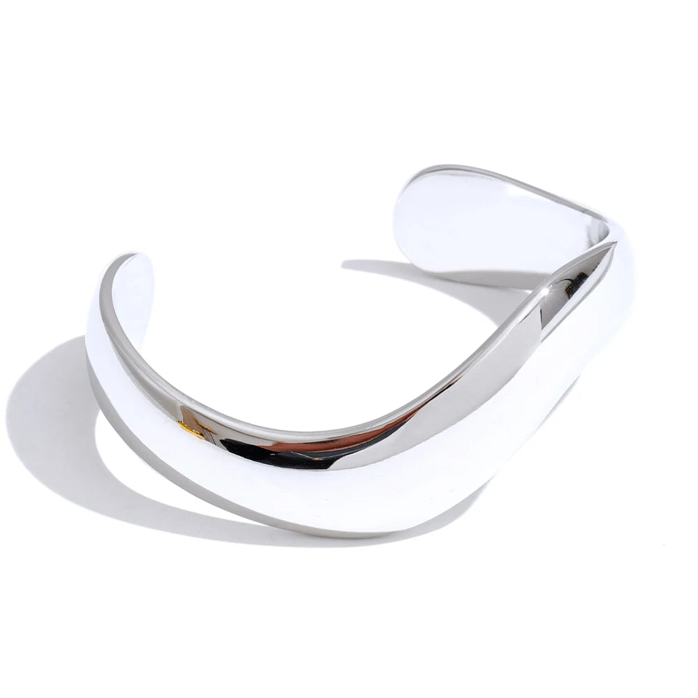 Lightweight bangle and bangle design with golden tone