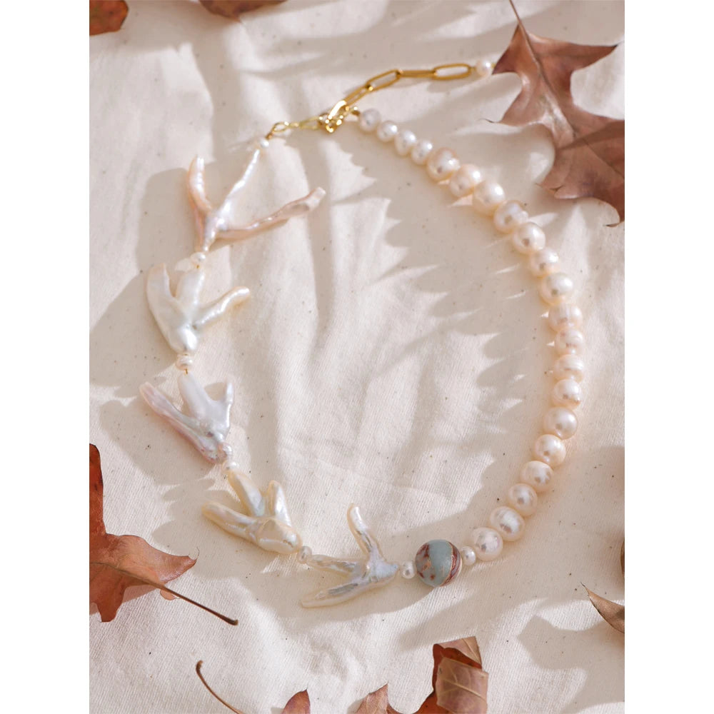 Necklace pearl with lustrous freshwater pearls in golden design