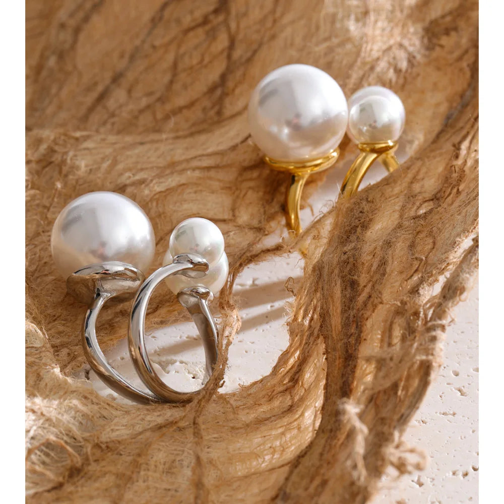 A pearl ring crafted with smooth gold finish