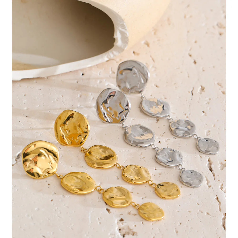 Elegant ear rings with gold chain hanging design