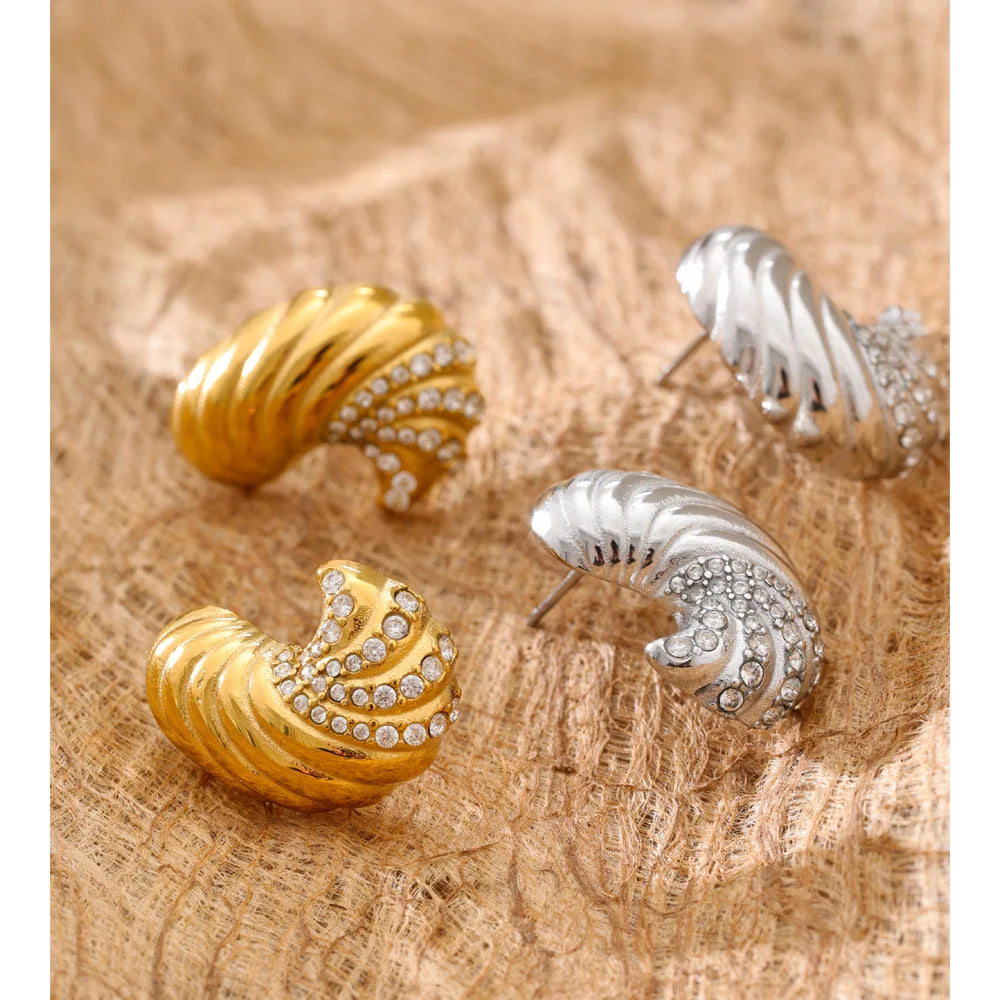 Stylish ear rings gold earrings with sculpted stud shape