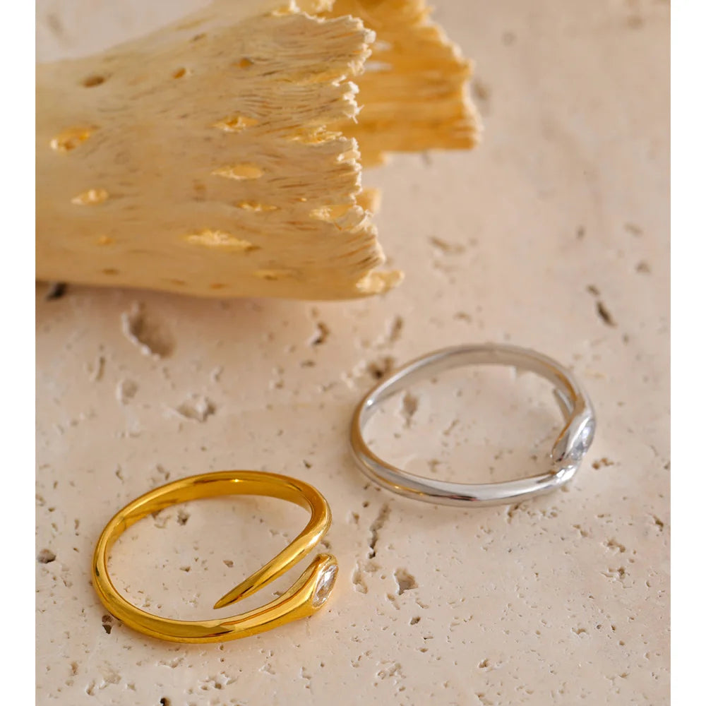 Adjustable snake ring wrapping naturally around finger