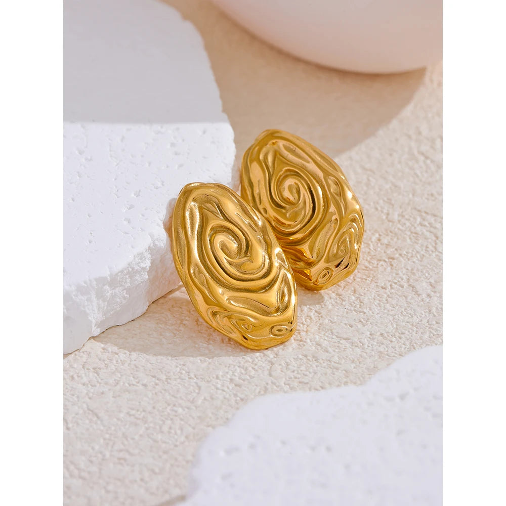 Classic stud earrings in stainless steel vintage style