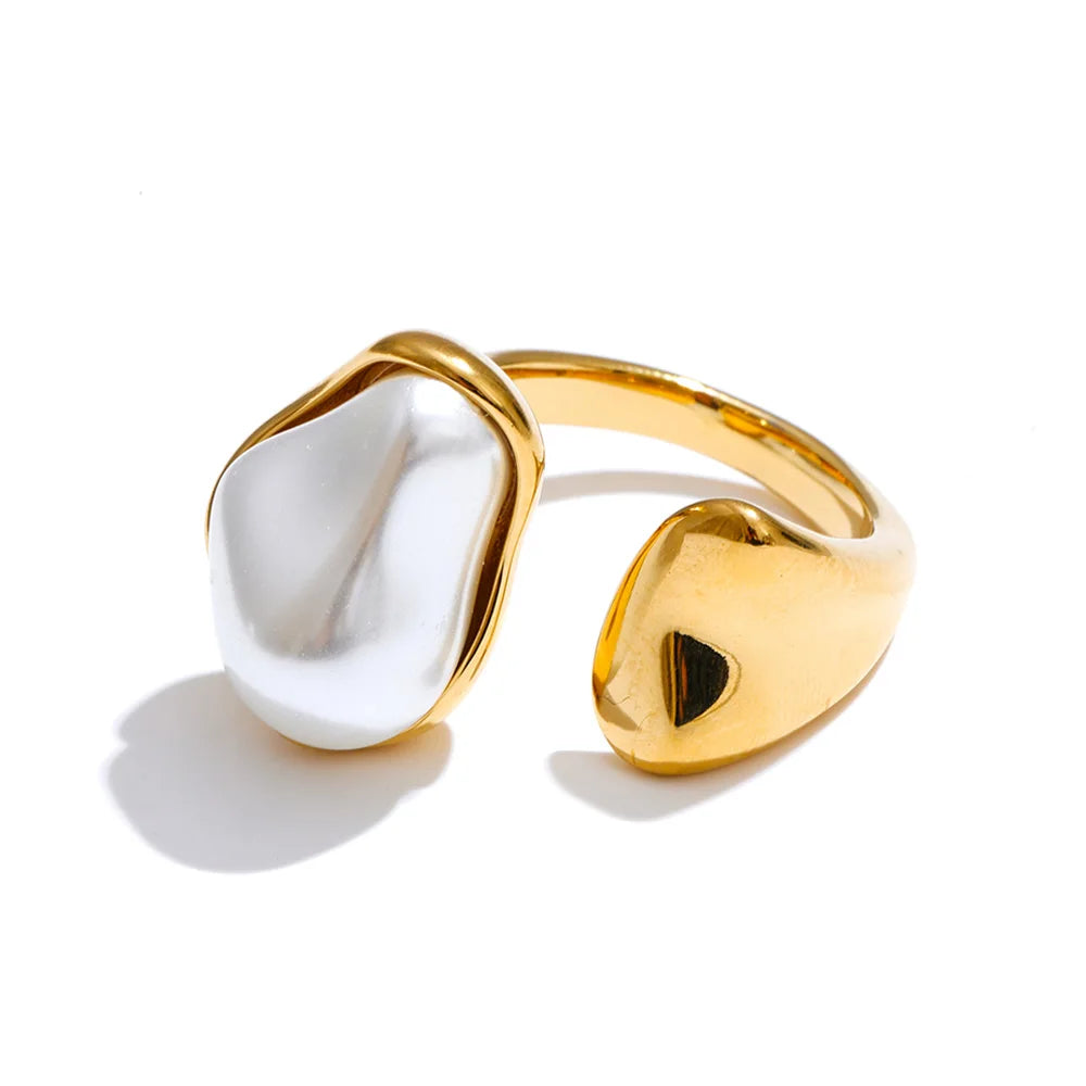 Chic baroque pearl ring with adjustable structure