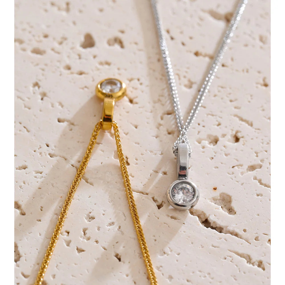 Chic pendant necklace gold plated with dazzling stones