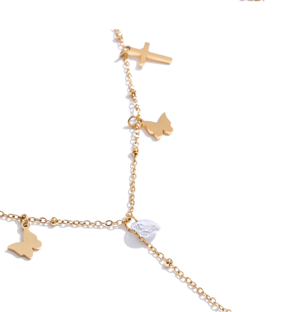 Summer jewelry piece combining zircon shine and pearl in necklace